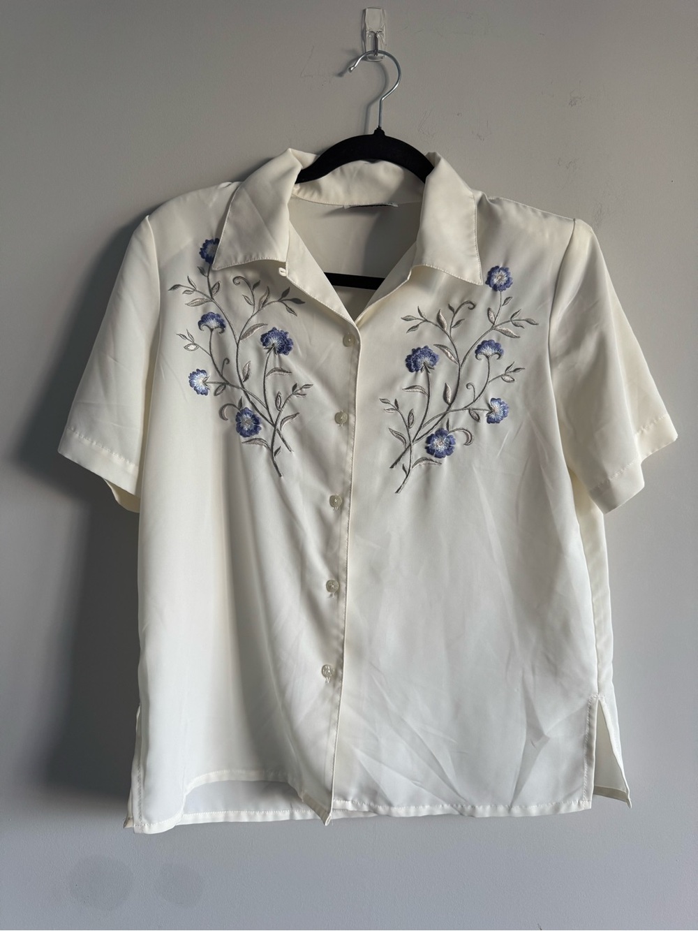 Vintage Apparenza Cream Ivory Blue Floral Embroidered Collared Button Up Shirt